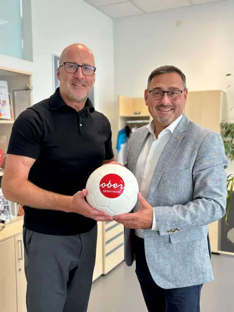 LAbg. Klaus Mühlbacher (r.) mit Landessportdirektor Gerhard Rumetshofer. | Foto: Land OÖ