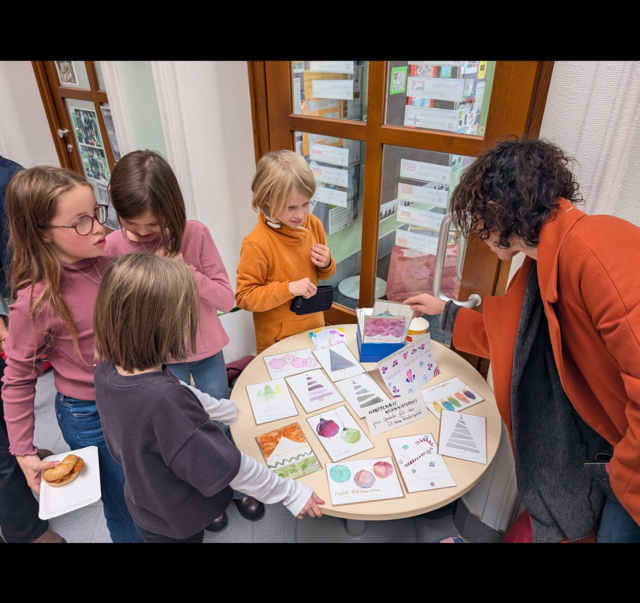Mit selbstgemalten Grußkarten sammelten Schülerinnen und Schüler Spenden für das St. Anna Kinderspital. | Foto: Volksschule Mondweg