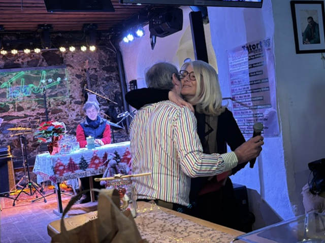 Bei der Adventfeier 2025, die kürzlich im "Tatort Buttersemmerl" in Tamsweg stattfand, gab es Literarisches, Musikalisches und Wohltätiges. Im Bild: Stefan Ritzer (Verein "Tatort Buttersemmerl") und Ingrid Laßhofer (Verein "einfach geben") nachdem der Erlös aus der Veranstaltung übergeben worden war. | Foto: Verein "Tatort Buttersemmerl"