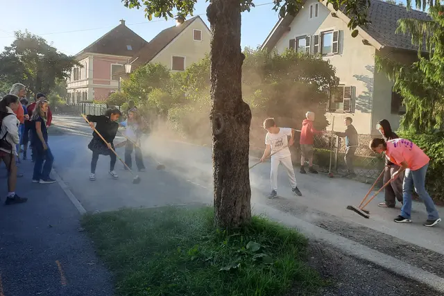 Bei der Aktion wurde positiv viel Staub aufgewirbelt | Foto: Mittelschule