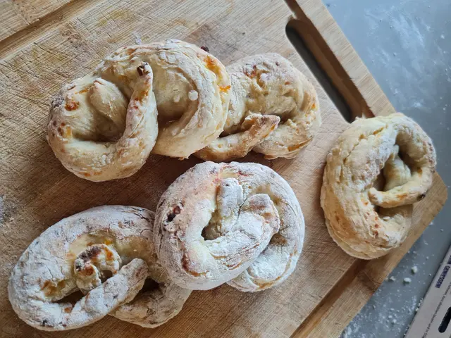 Selbstgemachte Mini-Brezeln mit Kümmel regen die Verdauung an.   | Foto: sm