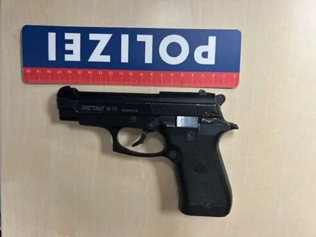 Ein 17-Jähriger soll zwei Jugendliche mit dieser Gaspistole bedroht haben. | Foto: LPD Wien