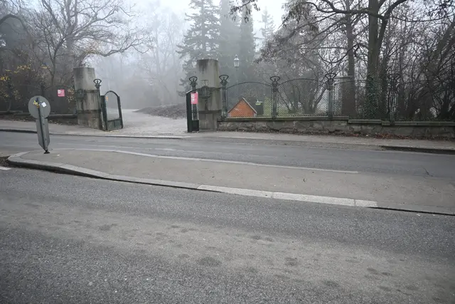 Die Verkehrsinsel ist jetzt barrierefreundlicher. Personen, die im Rollstuhl sitzen oder einen Rollator benutzen, kommen nun besser über die Straße.  | Foto: BV 18