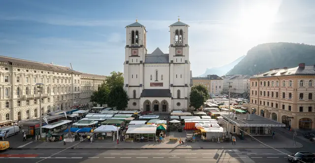 Die Schranne rund um die Andräkirche am Mirabellplatz findet vor Weihnachten und dem Jahreswechsel nicht wie üblich am Donnerstag statt.  | Foto: Archivfoto: Stadt Salzburg/A. Killer