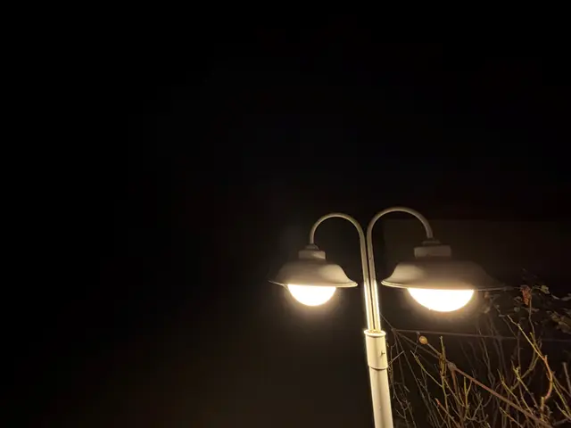 Auch in der historischen „Franz-Engl-Straße“ brannten nur die Außenbeleuchtungen der Hausbesitzer. | Foto: Gruber