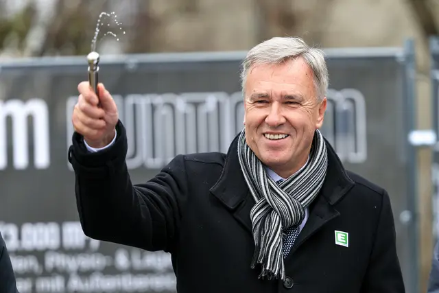 Sturmpräsident Christian Jauk legte bei der Segnung des Geländes für das neue SK Sturm Trainingszentrum gleich selbst Hand an.  | Foto: GEPA