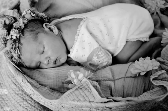 Name: Maja Luisa
Geburtsdatum: 24.09.2025
Gewicht: 3.090 g
Größe: 50 cm
Eltern: Sandra und Immanuel Reibenbacher aus Thörl | Foto: einfachschönfotografie