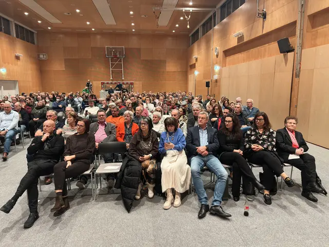 Gespannt folgt das Publikum in Hart bei Graz den Ausführungen von Christian Wehrschütz | Foto: Weihs