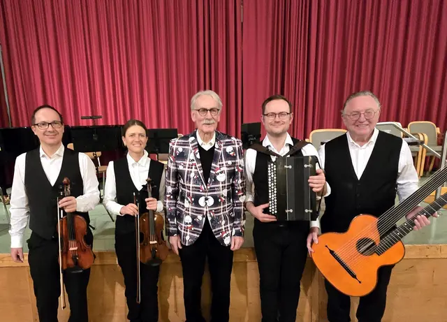 (v.l.n.r.) Johannes Mantler (1. Violine), Julia Kainz (2. Violine),  Bruno Ludl, Johannes Münzner (Schrammelharmonika) und Michael Hausner (Kontragitarre und Leiter des Quartetts). | Foto: CulturaLatina