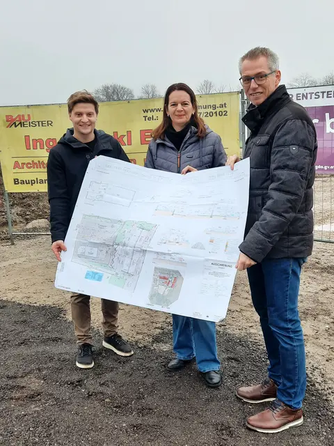Peter Edermayr (Hackl Bauplanungs-GesmbH), Bürgermeisterin Kerstin Suchan-Mayr, GDA-Obmann Bürgermeister Johannes Heuras mit dem Plan. 
 | Foto: GDA/Off