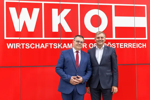 Bezirksstellenleiter Josef Renner und Bezirksobmann Stephan Preishuber von der WKO Vöcklabruck. | Foto:  WKO Vöcklabruck/Joachim Mühlegger  
