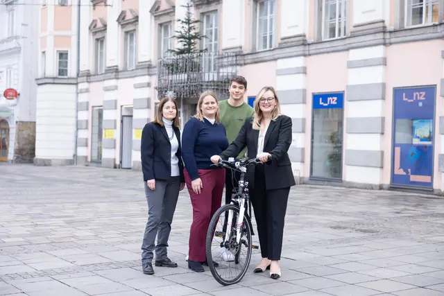 Von links: Marion Punz, Julia Koller, Clemens Aichinger vom städtischen Geschäftsbereich Personal und Zentrale Services (PZS) mit Vizebürgermeisterin Merima Zukan (SPÖ). | Foto: Stadt Linz