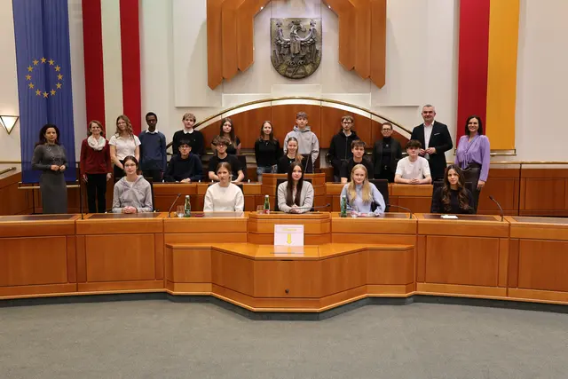 Schülerinnen und Schüler der Handelsakademie Mattersburg waren kürzlich zu Besuch im burgenländischen Landtag. | Foto: Landesmedienservice