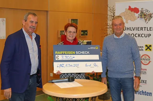 Hausleiterin Barbara Hintersteiner (Mitte) vom Betreubaren Wohnen der Caritas in Gallneukirchen bedankte sich bei Peter Strauß (l.), Obmann des Raiffeisen Tarockcups Austria und Kassier Hans Fuchs.
 | Foto: Raiffeisen Tarockcup Austria