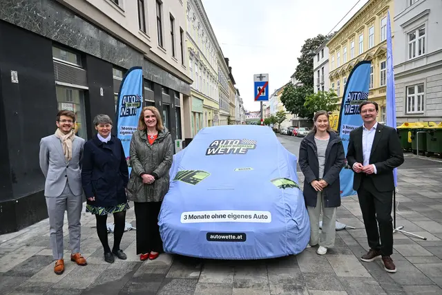 Das Auto bleibt fürdrei Monate stehen. Henrik Sulz (l.) und Teresa Andessner (2.v.r.) stellen sich der Wette. | Foto: BV18