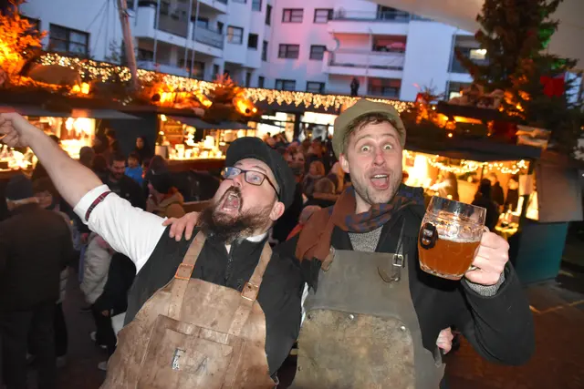 Braumeister Michal Perner und Brauer Ulrich Zech stoßen in und auf Telfs an.