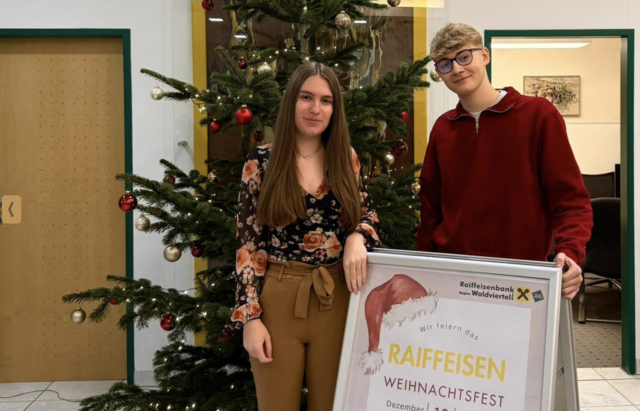Am 19. Dezember erstrahlt der Hauptplatz in Gars am Kamp im festlichen Glanz bei der Raiffeisenbank. | Foto: Raiffeisen