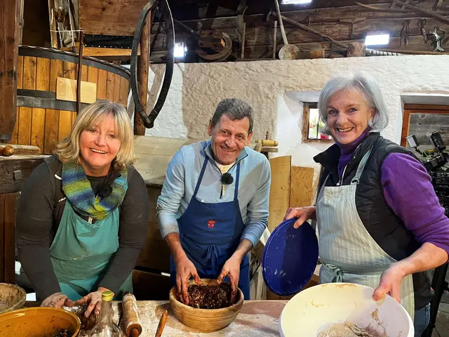 In Ried im Oberinntal zeigen Agnes und Marie-Luise Franz Posch, wie man einen Weihnachtszelten zubereitet. | Foto: ORF Tirol
