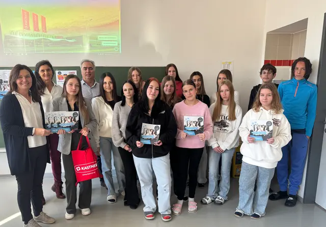 Melanie Eckhardt (Obfrau des Landesgremiums des Markt-, Straßen- und Wanderhandels sowie WK-Regionalstellenobfrau), Sonja Reinisch (BEN), Lehrling Anna Kravets und Kastner-Standortleiter Andreas Hackl mit Schülerinnen und Schülern der PTS Mattersburg. | Foto: WKB