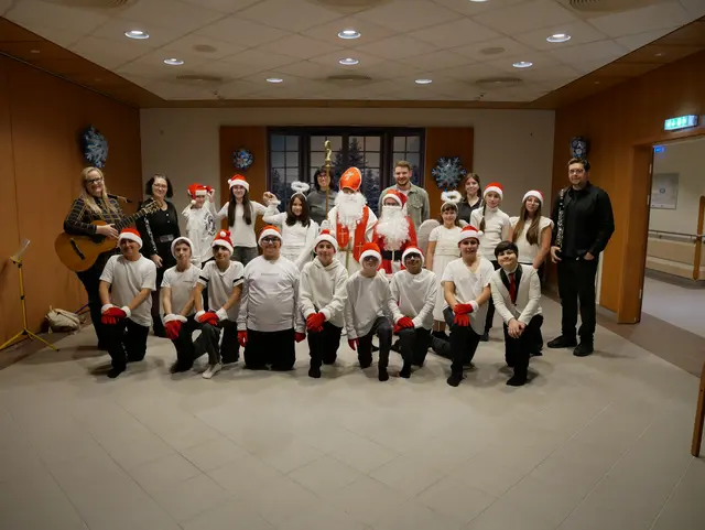 Besinnlich wurde es mit den Schülerstimmen. | Foto: Medienmittelschule Augasse
