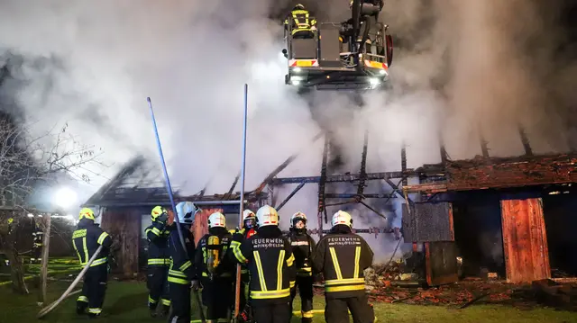 Das Wirtschaftsgebäude wurde massiv zerstört. Die Teleskopmastbühne der Stadtfeuerwehr Oberwart war in der Brandbekämpfung ebenfalls im Einsatz. | Foto: Bezirksfeuerwehrkommando Oberwart/Alexander Flaschberger