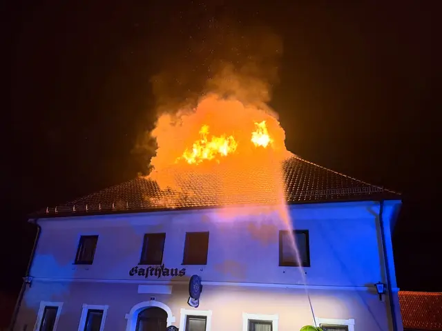 Beim Eintreffen der Einsatzkräfte stand der Dachstuhl bereits in Vollbrand. | Foto: ÖA-Team BFKdo Klagenfurt-Land