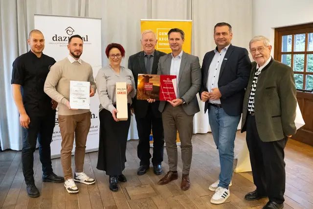 Der "Moorochsenwirt des Jahres" ist der Dazumal Arkadenheuriger in Bad Tatzmannsdorf: Joachim Kuzmits (Reduce Küchenchef), Marc Schrammel (Reduce Executive Chef), Tanja Stöckl (Wirtschaftskammer -Regionalstellenobfrau), Werner Sinkovics (Obmann Verein „Rinderweide am Zickentaler Moor“), Andrea s Leitner (Reduce Geschäftsführer), Stefan Laimer (Bürgermeister Bad Tatzmannsdorf) und Jürgen Frank (Organisator) | Foto: Reduce Gesundheitsresort