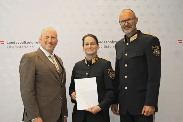 Bezirkshauptmann Valentin Pühringer, Bezirkspolizeikommandantin Petra Schmied und Landespolizeidirektor Andreas Pilsl (v. l.). | Foto: MB/Schütz