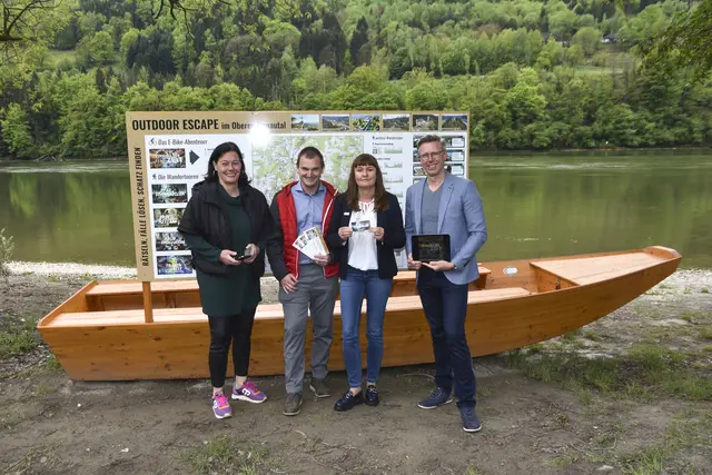 Leader-Geschäftsführerin Barbara Kneidinger, Gästeverein-Obmann Markus Luger, Bettina Berndorfer (stellvertretende Geschäftsführerin des Tourismusverbandes Donau Oberösterreich) und Outdoor Escapes-Betreiber Michael Weberberger (v. l.). | Foto: Karl Neissl
