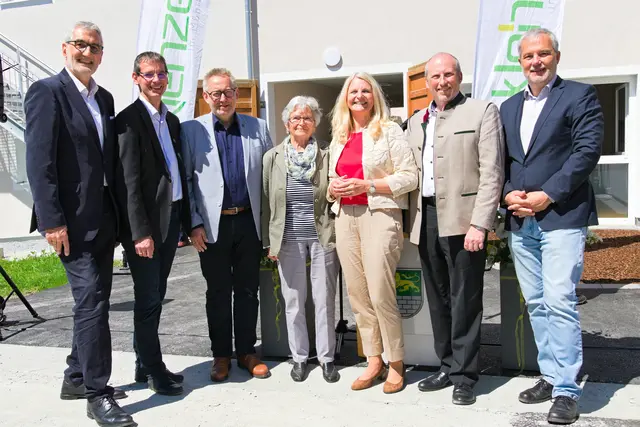 Franz Reischl (ProNah Genossenschaft), Johannes Brandl (SPES-Zukunftsakademie), Bürgermeister Franz Falkinger, Franziska Reischl (Bewohnerin), LAbg. Gertraud Scheiblberger, Bezirkshauptmann Valentin Pühringer und Vereinsobmann Anton Hocheneder (v.l.) | Foto: Alfred Hofer