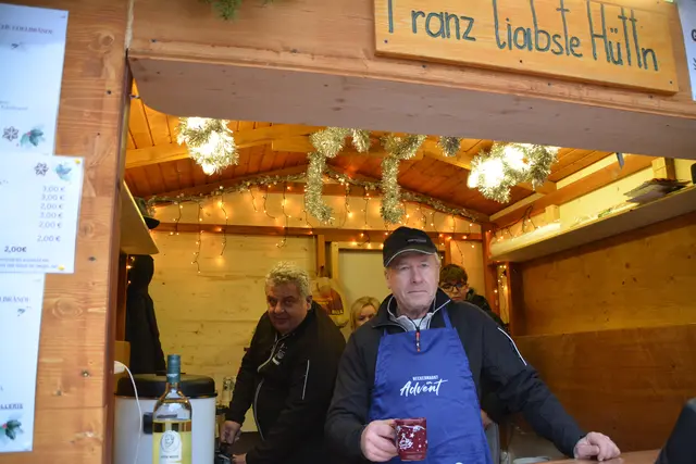 Bürgermeister Hannes Igler und GENEMA- Vorstand Franz Bendl packten persönlich mit an und schenkten Glühwein und Punsch aus. | Foto: Rosenberger Victoria/MeinBezirk