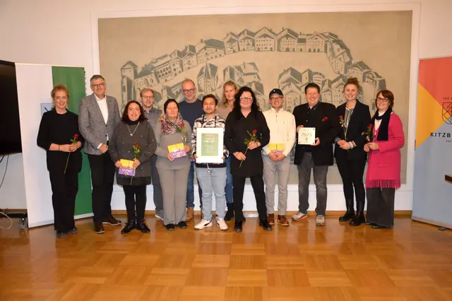 Silvia Huber-Hölzl, Bürgermeister Klaus Winkler, Markus Windbichler (Großküchenleiter mit Küchenteam) sowie Markus Köll (Kessel-Methode), Theresa Wahrstätter und Hedi Haidegger (v. li.).
 | Foto: Felix Obermoser