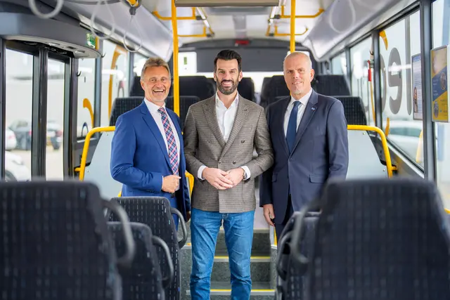 Verkehrslandesrat LH-Stellvertreter Udo Landbauer freut sich mit den NÖVOG Geschäftsführern Wolfgang Schroll und Michael Hasenöhrl über die erfolgreiche Zertifizierung.  | Foto: NÖVOG/Bollwein