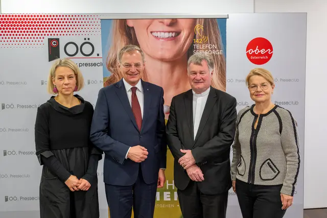 Barbara Lanzerstorfer-Holzner, Referentin der TelefonSeelsorge OÖ, Landeshauptmann Thomas Stelzer, Bischof Manfred Scheuer, und Silvia Breitwieser, Leiterin der TelefonSeelsorge OÖ. | Foto: Diözese Linz/Johannes Kienberger