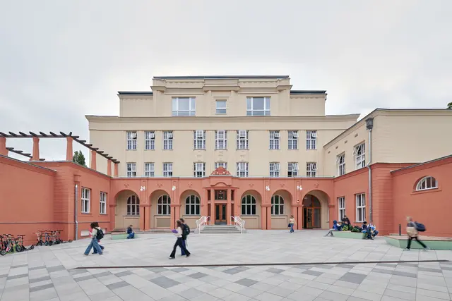 Der neue Bildungscampus wurde 2025 offiziell eröffnet und kann nun als Schulstandort herhalten.  | Foto: Andreas Buchberger