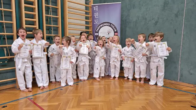 v.l.n.r Nico Baumer, Magnus Cilntont-Tarestad, Nikola Bojanic, Noah Gandre, Frederic Sadek, Amelie Scheubeck, Alpaslan Polatli, Langer Paul, Aischa Deibl, Aleksandar Vasiljevic, Milica Bojanic, Liv Clinton-Tarestad, Levi Floh, Teodor Sadek, Oliver Andrejcsik, Leon Floh