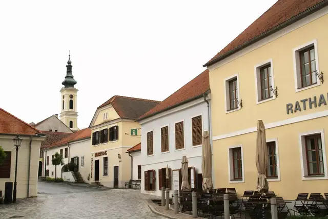 Am idyllischen Dorfplatz in Stadtschlainig in "Mike's Cafe Pub" trafen sich bereits viele Persönlichkeiten von Sport bis Kultur.  | Foto: Peter Seper