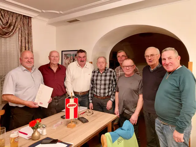 Alexander Bernkopf, Bezirksobmann des ARBÖ in Amstetten (3. v.l.), mit den ehrenamtlichen Funktionären, die ein Ehrenzeichen für ihr langjähriges Engagement erhalten haben.
 | Foto: ARBÖ