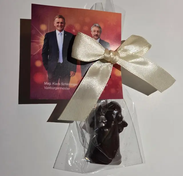 Dieses kleine Schokoengerl samt Politiker-Grußkarte sorgt gerade für hitzige Diskussionen zwischen zwei Welser Fraktionen. | Foto: Schinninger