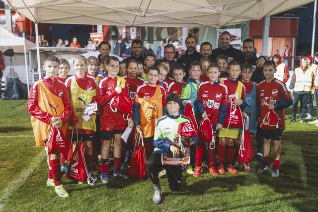Ein Bild, das ihnen ewig bleibt: 24 junge Fußballerinnen und Fußballer aus der Region wurden von ÖFB-Teamchef Ralf Rangnick und Co. trainiert. | Foto: ÖFB/Dominik Angerer