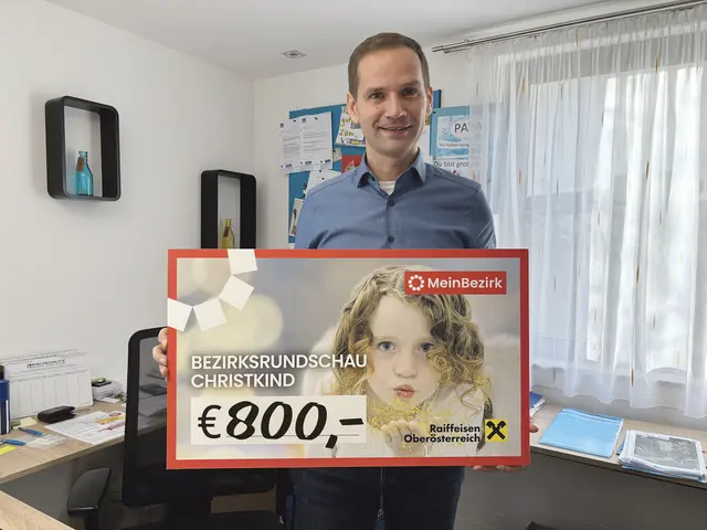Baumeister Andreas Pernerstorfer spendet beeindruckende 800 Euro.  | Foto: MeinBezirk