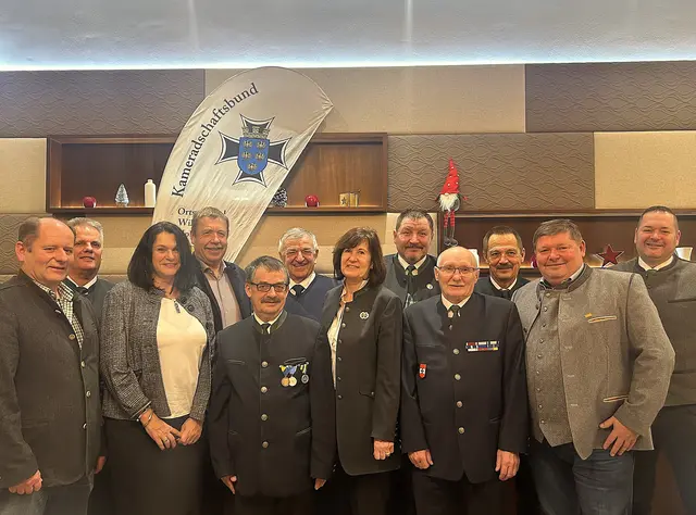 Vize BGM Gerhard Strasser, GR Manfred und GR Martina Herrmann, BGM Josef Tatzber, Kameraden Gerhard Ulrich, Erich Wallisch, Christine und Obmann Josef Kohzina, Leopold Pusch, Horst Höfner, gf. GR Horst Obermayer und Gernot Wiedermann. | Foto: ÖKB