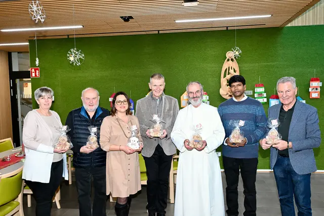 Präsente für die Ehrenamtlichen: Danja Sapper, Bernhard Gross, Vizebgm. Silvia Pöhli, Sprengel-Obm. Alois Holjevac, Pfarrer Christiopf Pernter, Vikar Thomas Suarez Santiago und Bgm. Peter Lobenwein