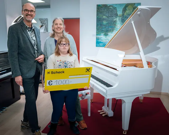 Foto: Roland Zifreind (Klavierhaus Pianozifreind), Sylvia Andrich (Obfrau Verein Down-Syndrom Tirol) mit Tochter Helena | Foto: Down-Syndrom-Verein Tirol 
