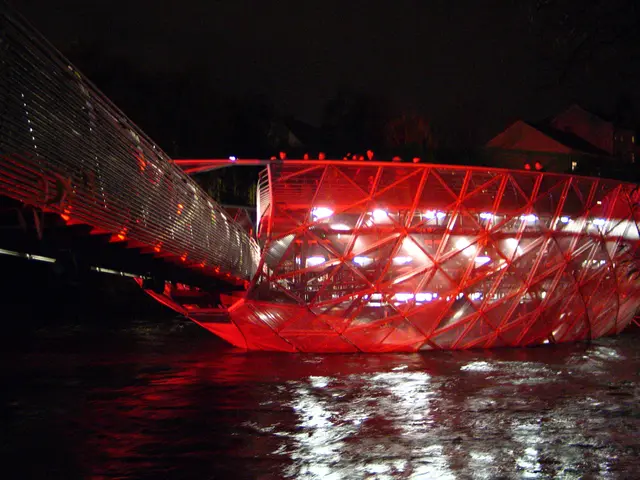 Rückblick auf das Jahr der Kunsthauptstadt in Graz: die Murinsel in rot.  | Foto: Rudi Raß