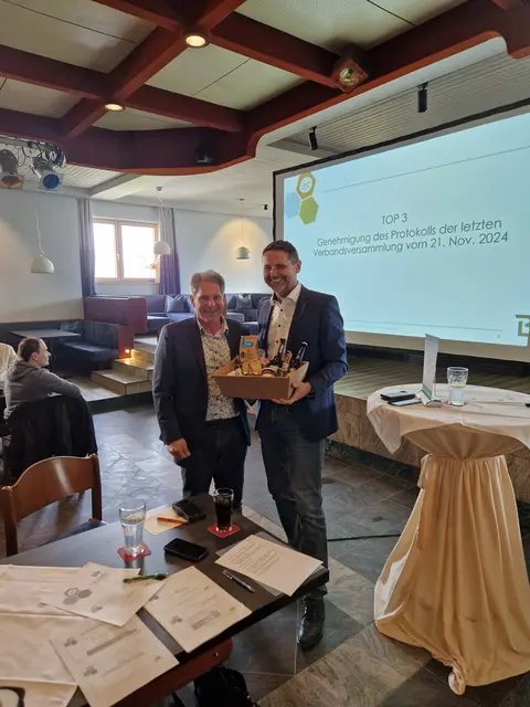 Stellvertreter Engelbert Pichler (l.) mit dem neuen Vorsitzenden Andreas Lindorfer. | Foto: BAV