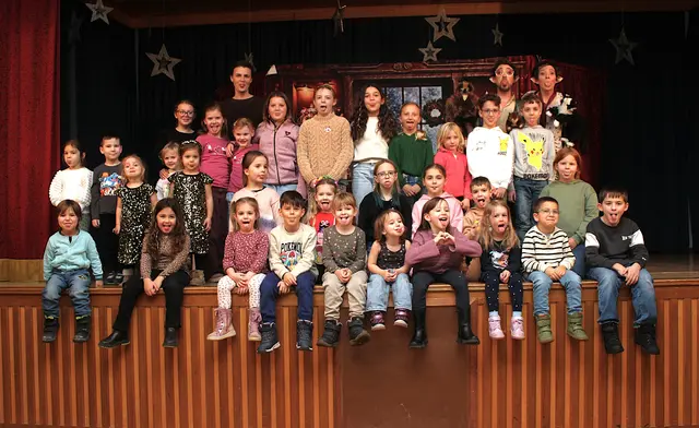 Vizebürgermeisterin Julia Neidhart-Herman mit Miriam Kerneza, Ben Petermichl und den Kindern im Haus der Begegnung | Foto: Strasshof