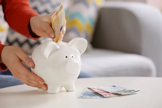 Sparen im Alltag: Wo Haushalte zum Jahresbeginn ansetzen können. (Symbolbild) | Foto: belchonock/Smarterpix