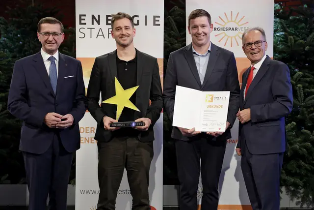 Kategorie „Energie im Kreislauf“ – Guntamatic Heiztechnik - v.l.: Wirtschafts- und Energie-Landesrat Markus Achleitner, Christoph Ebetshuber (Guntamatic), Reinhard Bermanschläger (Anlagenbetreiber), Gerhard Dell (Geschäftsführer Energiesparverband) | Foto: Land OÖ/Daniel Kauder, 