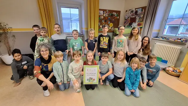 Abfallberaterin Silvia Thor mit den Kindern Klasse 2b und Klassenlehrerin Magdalena Haumer | Foto: GV Gmünd